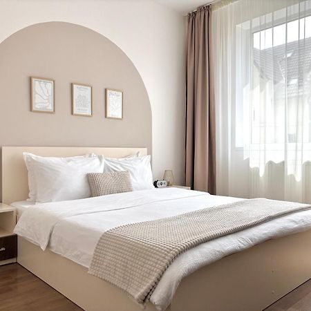 Wanderlust Home Cream, Rasnov Apt For 4, Wifi And Free Parking المظهر الخارجي الصورة