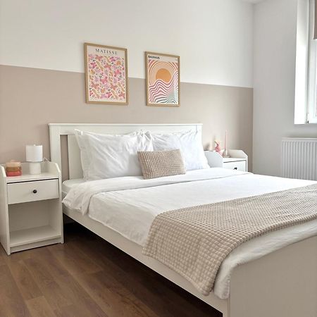Wanderlust Home Cream, Rasnov Apt For 4, Wifi And Free Parking المظهر الخارجي الصورة