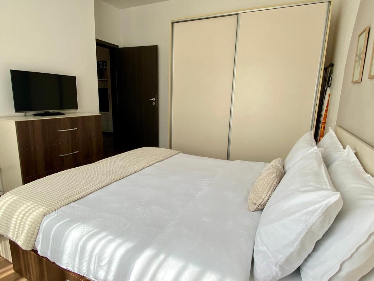 Wanderlust Home Cream, Rasnov Apt For 4, Wifi And Free Parking المظهر الخارجي الصورة