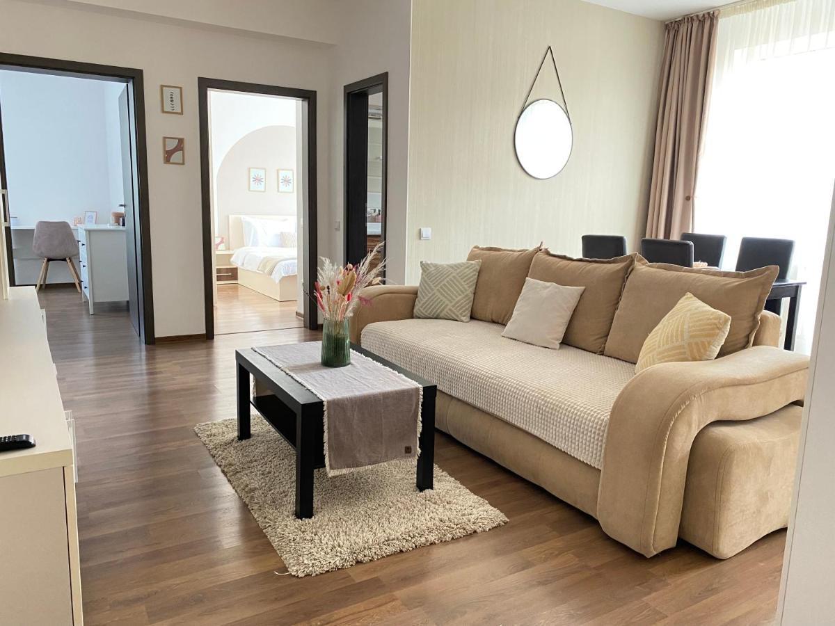 Wanderlust Home Cream, Rasnov Apt For 4, Wifi And Free Parking المظهر الخارجي الصورة