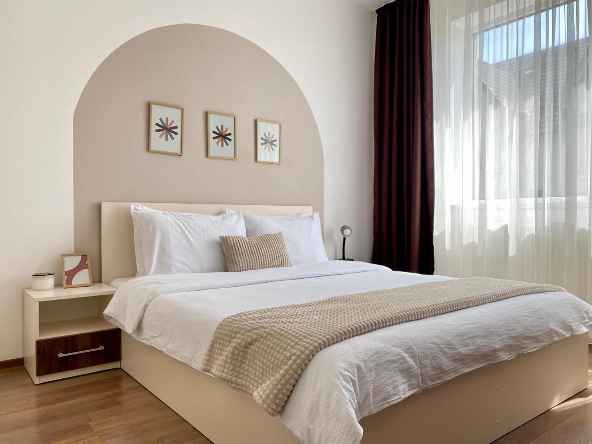 Wanderlust Home Cream, Rasnov Apt For 4, Wifi And Free Parking المظهر الخارجي الصورة