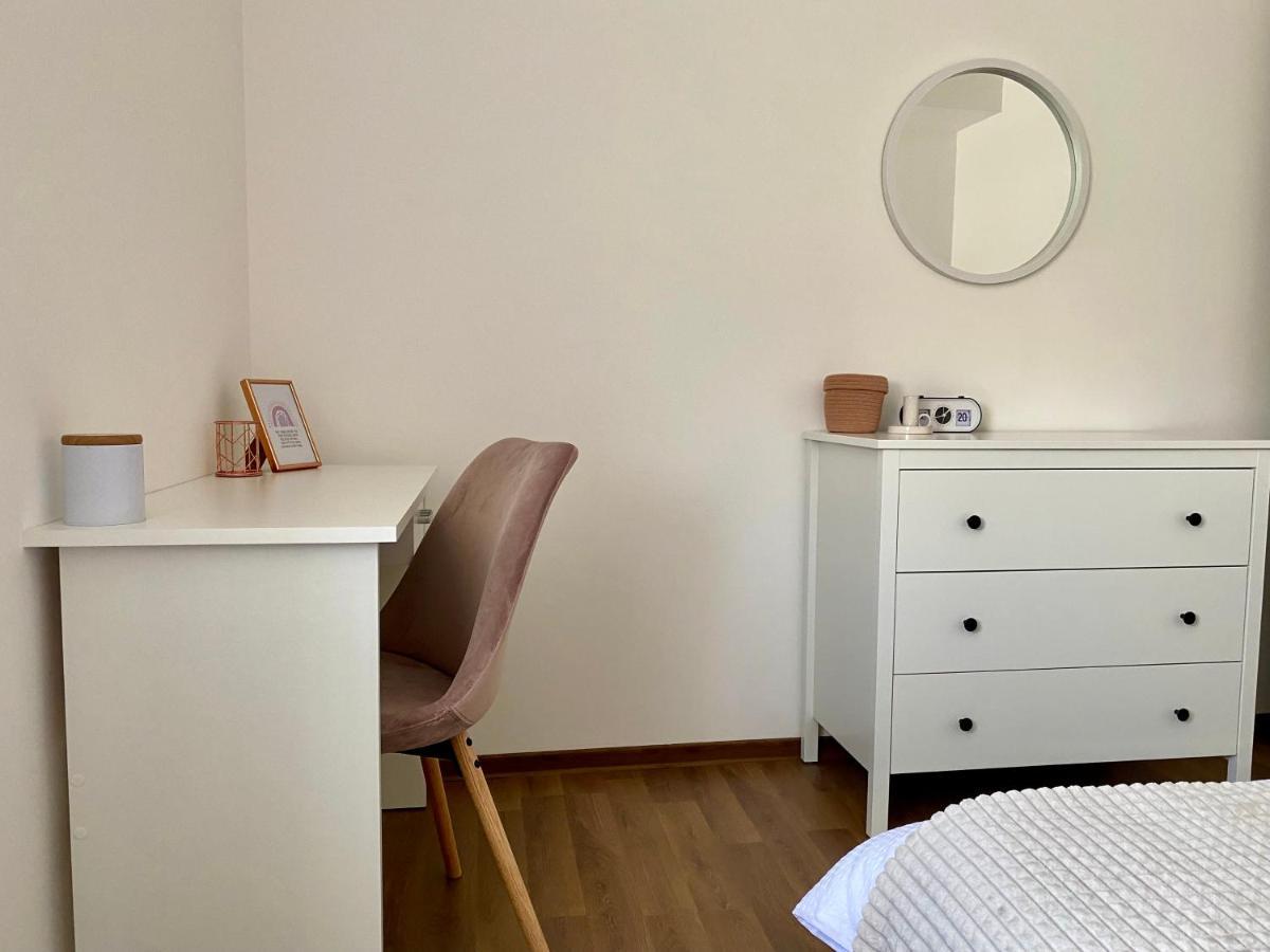 Wanderlust Home Cream, Rasnov Apt For 4, Wifi And Free Parking المظهر الخارجي الصورة