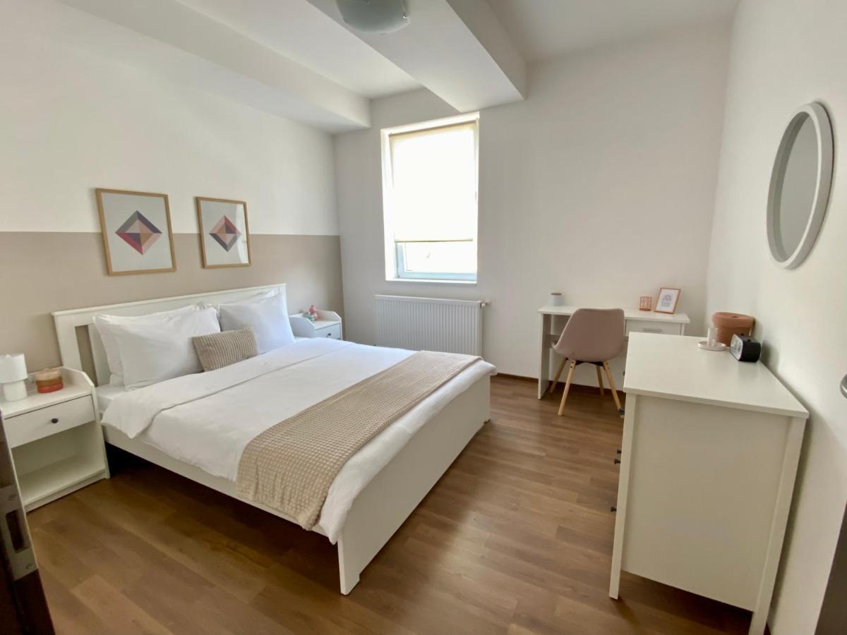 Wanderlust Home Cream, Rasnov Apt For 4, Wifi And Free Parking المظهر الخارجي الصورة