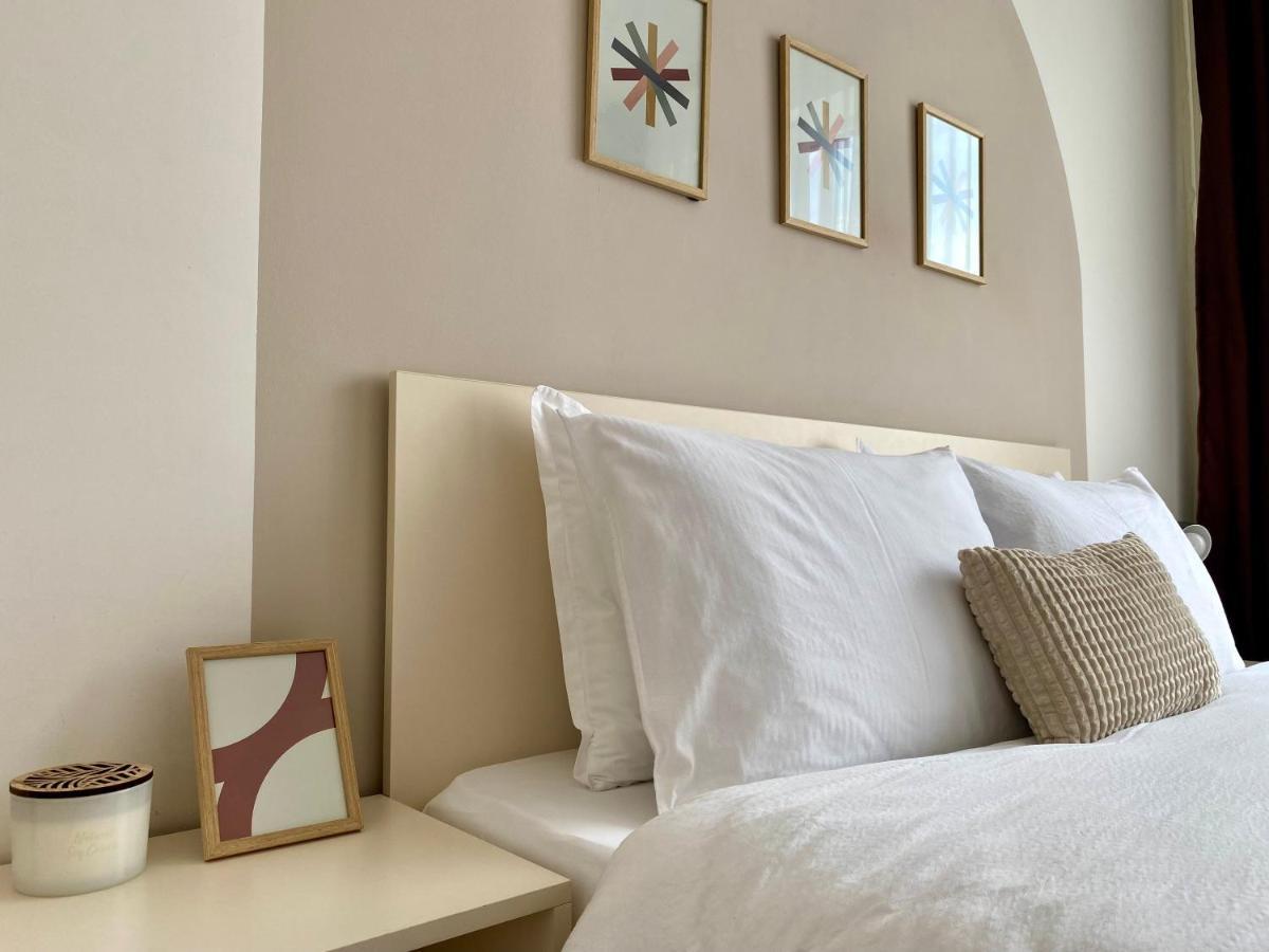 Wanderlust Home Cream, Rasnov Apt For 4, Wifi And Free Parking المظهر الخارجي الصورة