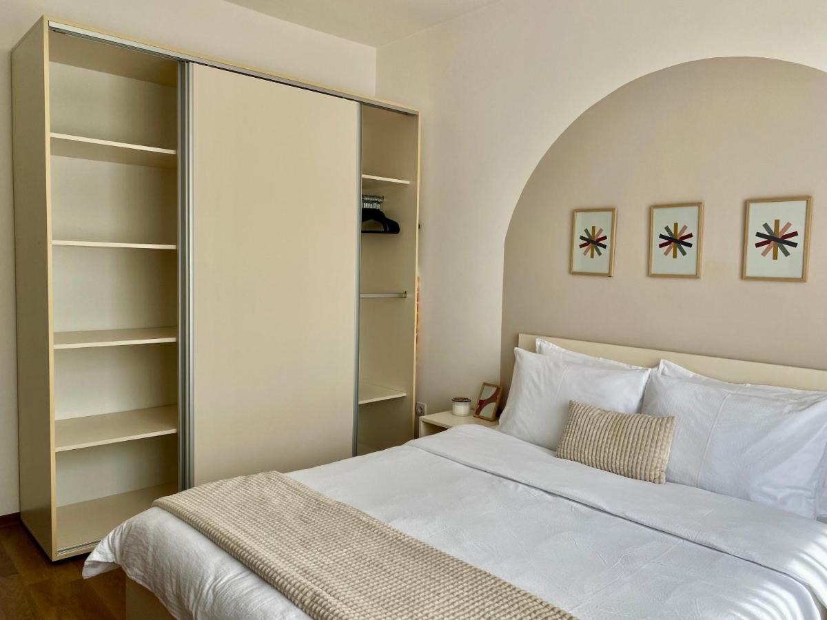 Wanderlust Home Cream, Rasnov Apt For 4, Wifi And Free Parking المظهر الخارجي الصورة