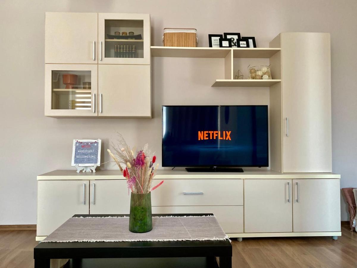 Wanderlust Home Cream, Rasnov Apt For 4, Wifi And Free Parking المظهر الخارجي الصورة