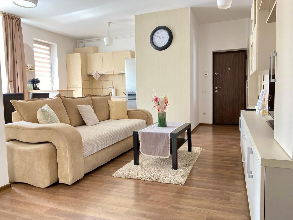 Wanderlust Home Cream, Rasnov Apt For 4, Wifi And Free Parking المظهر الخارجي الصورة