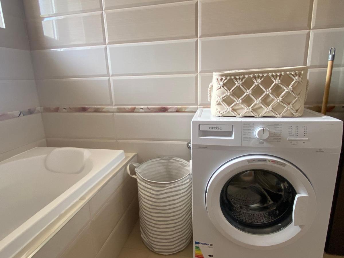 Wanderlust Home Cream, Rasnov Apt For 4, Wifi And Free Parking المظهر الخارجي الصورة