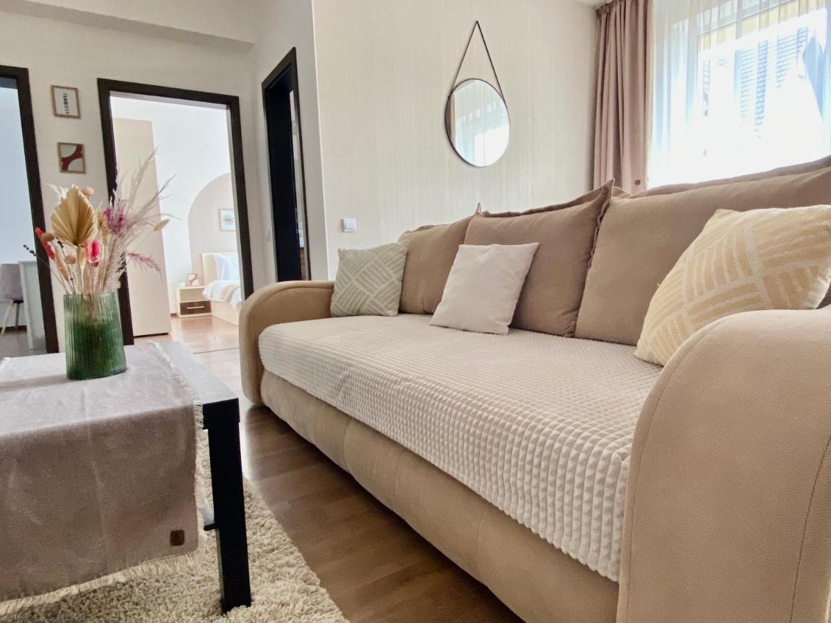 Wanderlust Home Cream, Rasnov Apt For 4, Wifi And Free Parking المظهر الخارجي الصورة