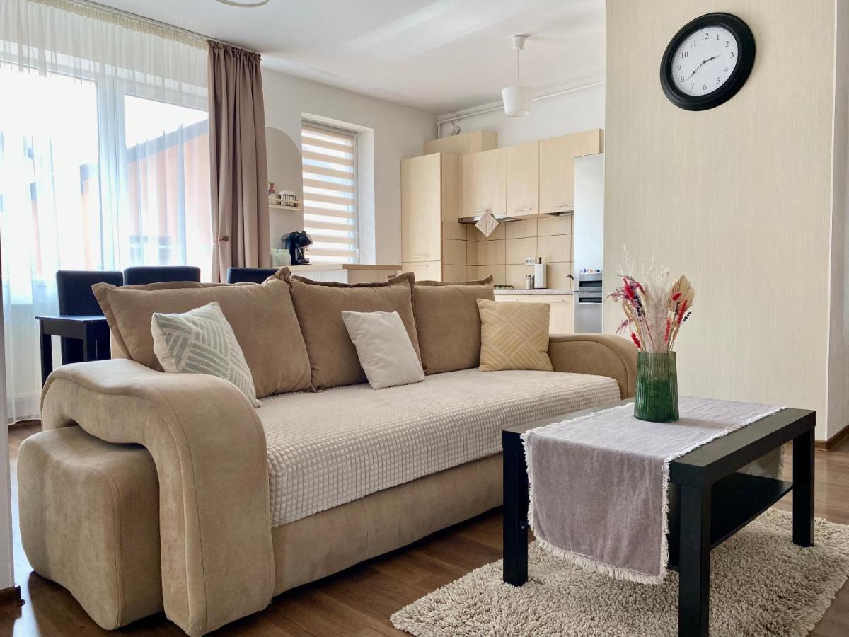 Wanderlust Home Cream, Rasnov Apt For 4, Wifi And Free Parking المظهر الخارجي الصورة