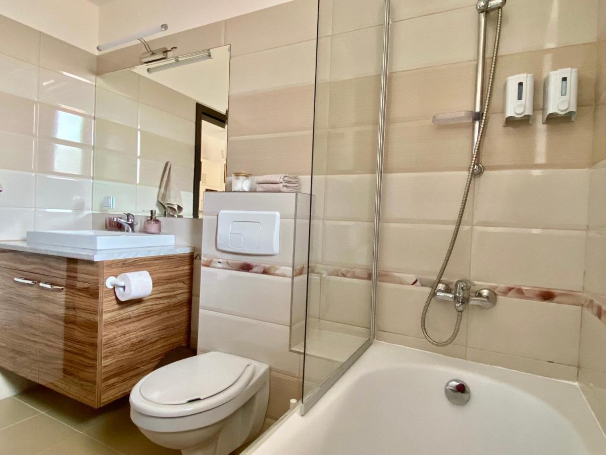 Wanderlust Home Cream, Rasnov Apt For 4, Wifi And Free Parking المظهر الخارجي الصورة