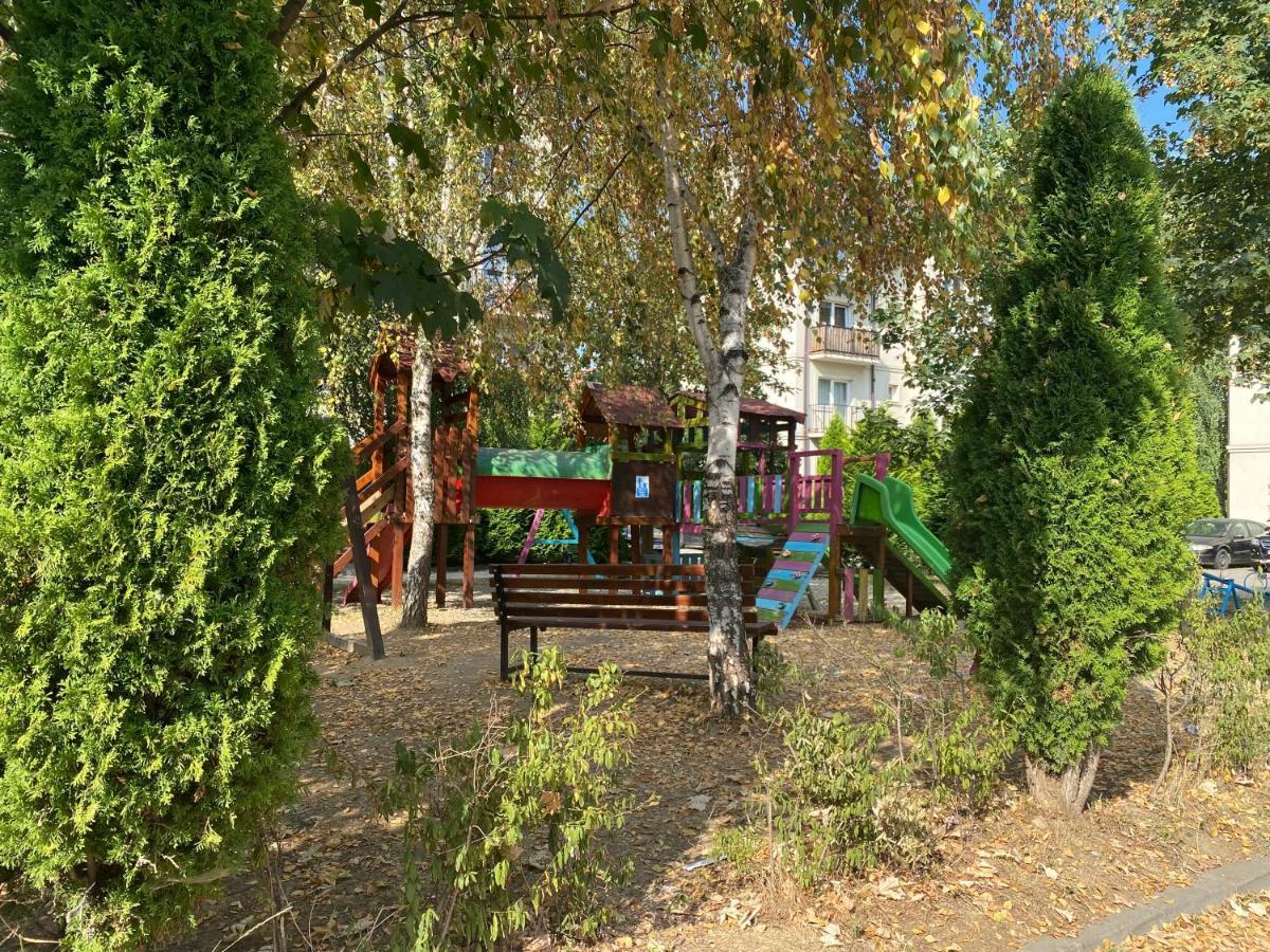 Wanderlust Home Cream, Rasnov Apt For 4, Wifi And Free Parking المظهر الخارجي الصورة