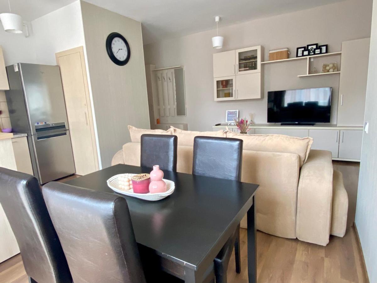 Wanderlust Home Cream, Rasnov Apt For 4, Wifi And Free Parking المظهر الخارجي الصورة