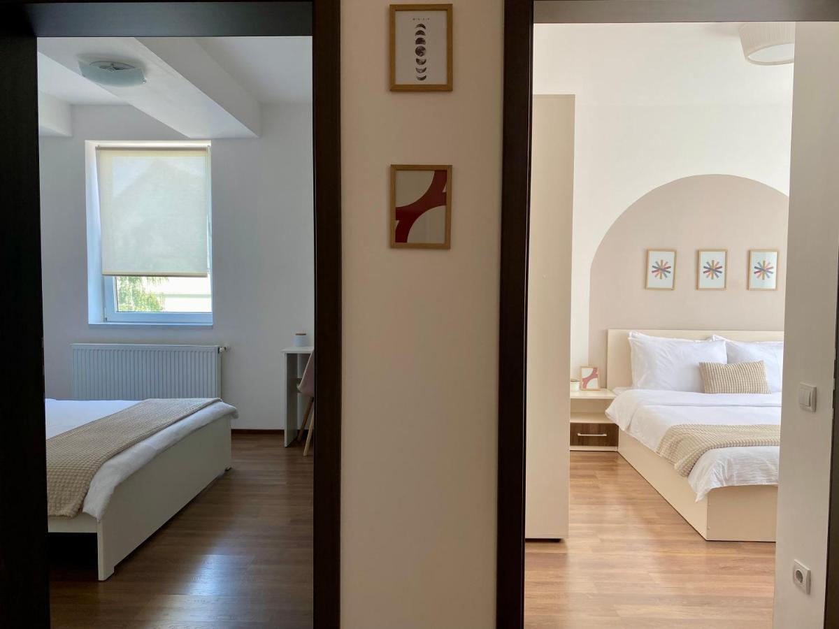 Wanderlust Home Cream, Rasnov Apt For 4, Wifi And Free Parking المظهر الخارجي الصورة