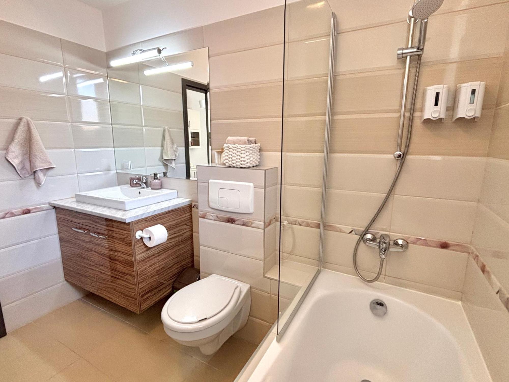Wanderlust Home Cream, Rasnov Apt For 4, Wifi And Free Parking المظهر الخارجي الصورة