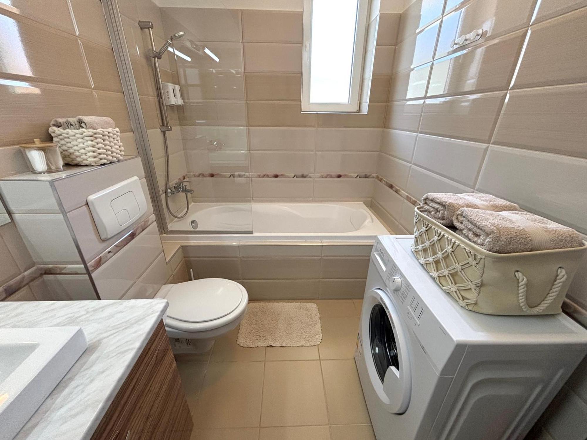 Wanderlust Home Cream, Rasnov Apt For 4, Wifi And Free Parking المظهر الخارجي الصورة