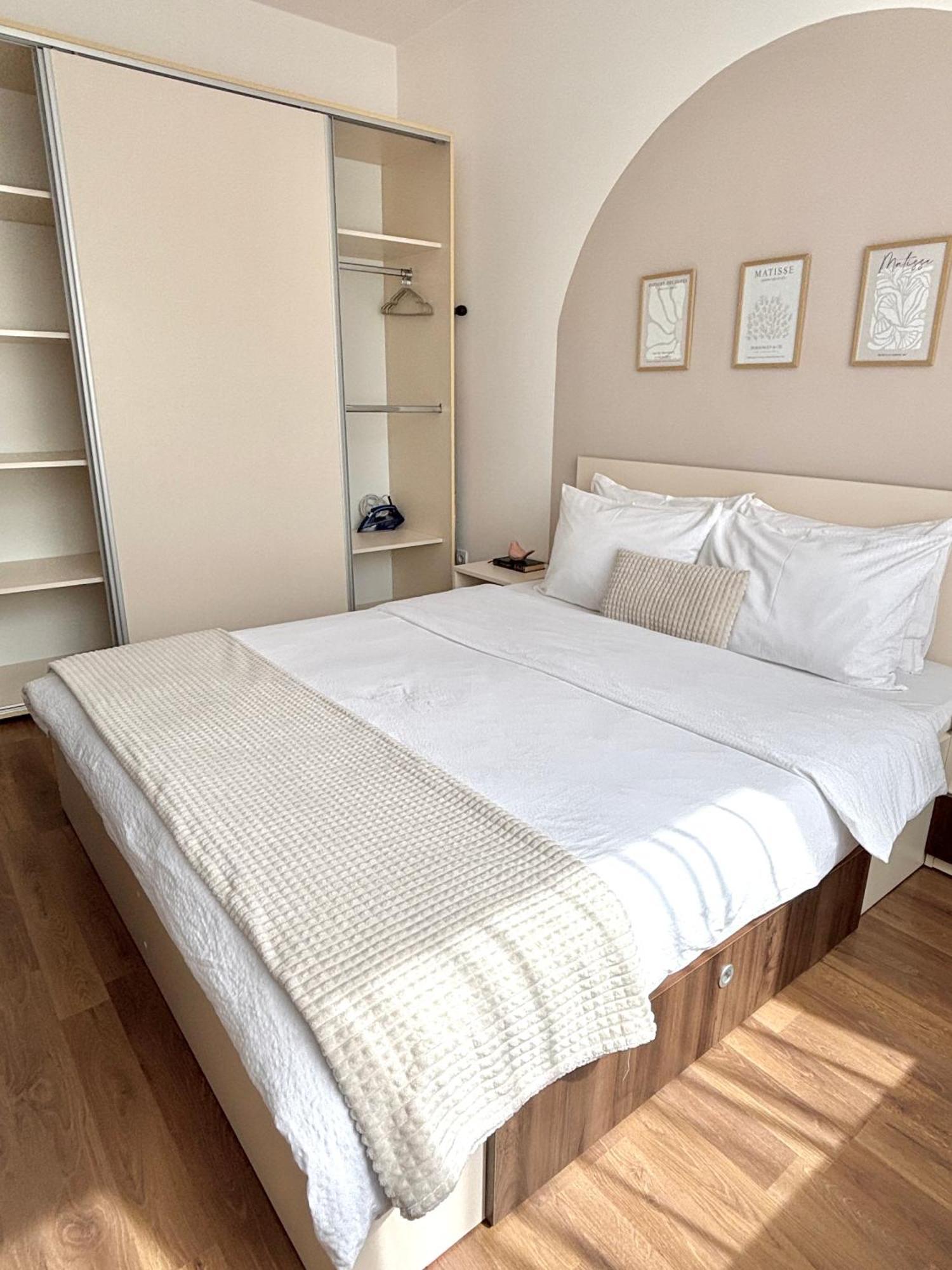 Wanderlust Home Cream, Rasnov Apt For 4, Wifi And Free Parking المظهر الخارجي الصورة