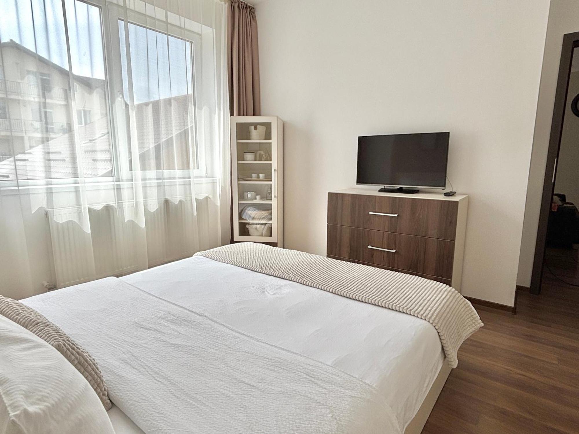 Wanderlust Home Cream, Rasnov Apt For 4, Wifi And Free Parking المظهر الخارجي الصورة