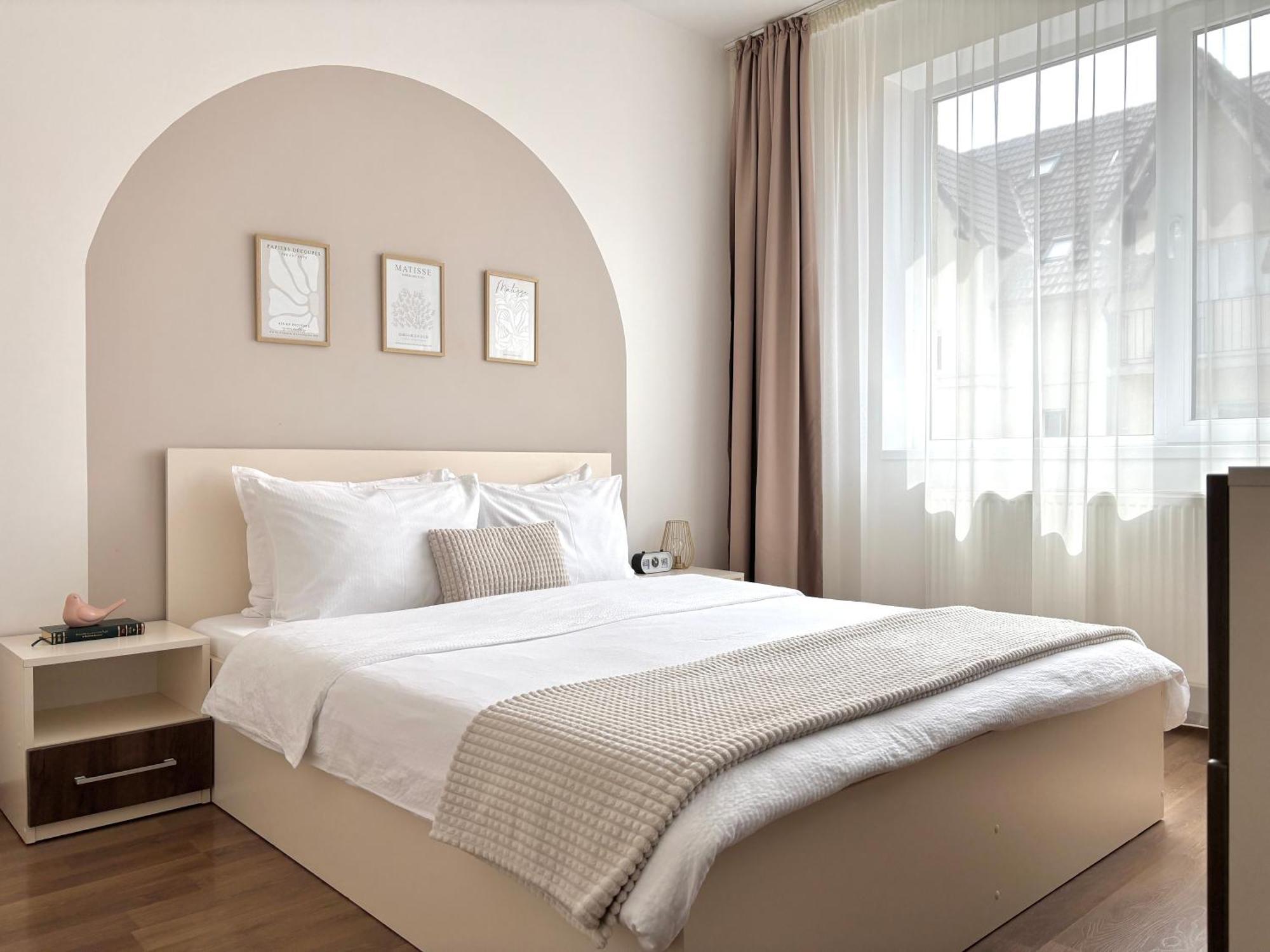 Wanderlust Home Cream, Rasnov Apt For 4, Wifi And Free Parking المظهر الخارجي الصورة