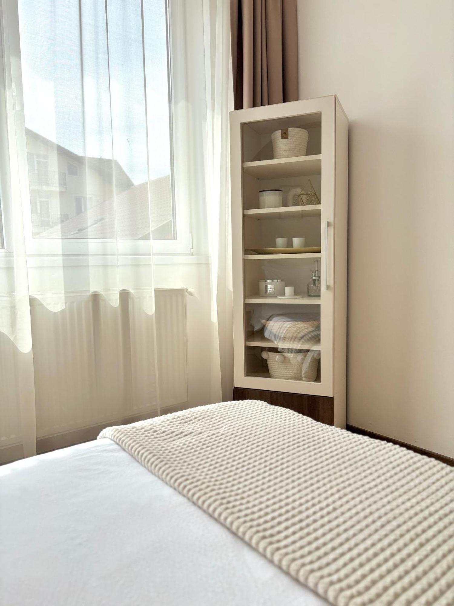 Wanderlust Home Cream, Rasnov Apt For 4, Wifi And Free Parking المظهر الخارجي الصورة