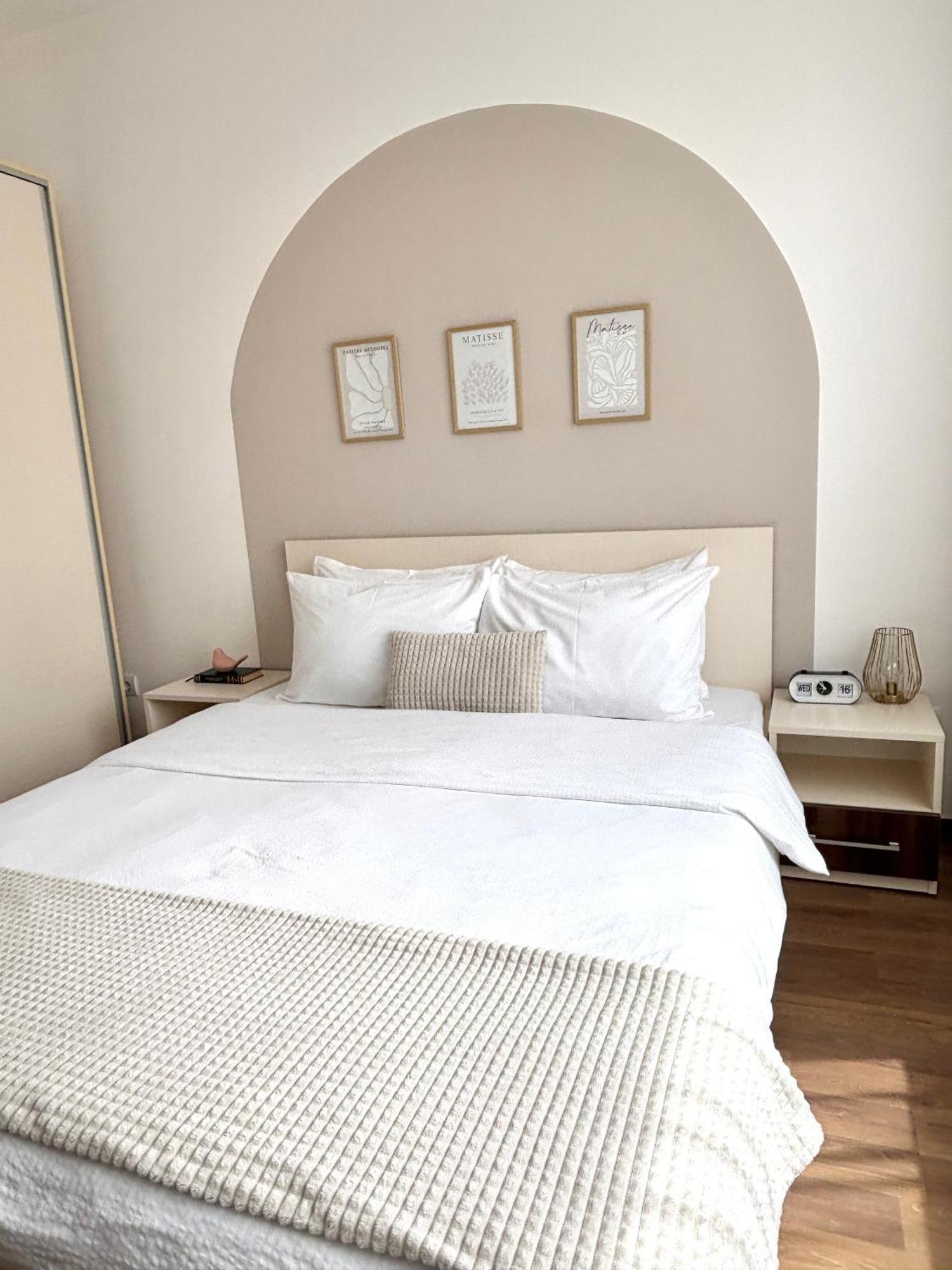 Wanderlust Home Cream, Rasnov Apt For 4, Wifi And Free Parking المظهر الخارجي الصورة