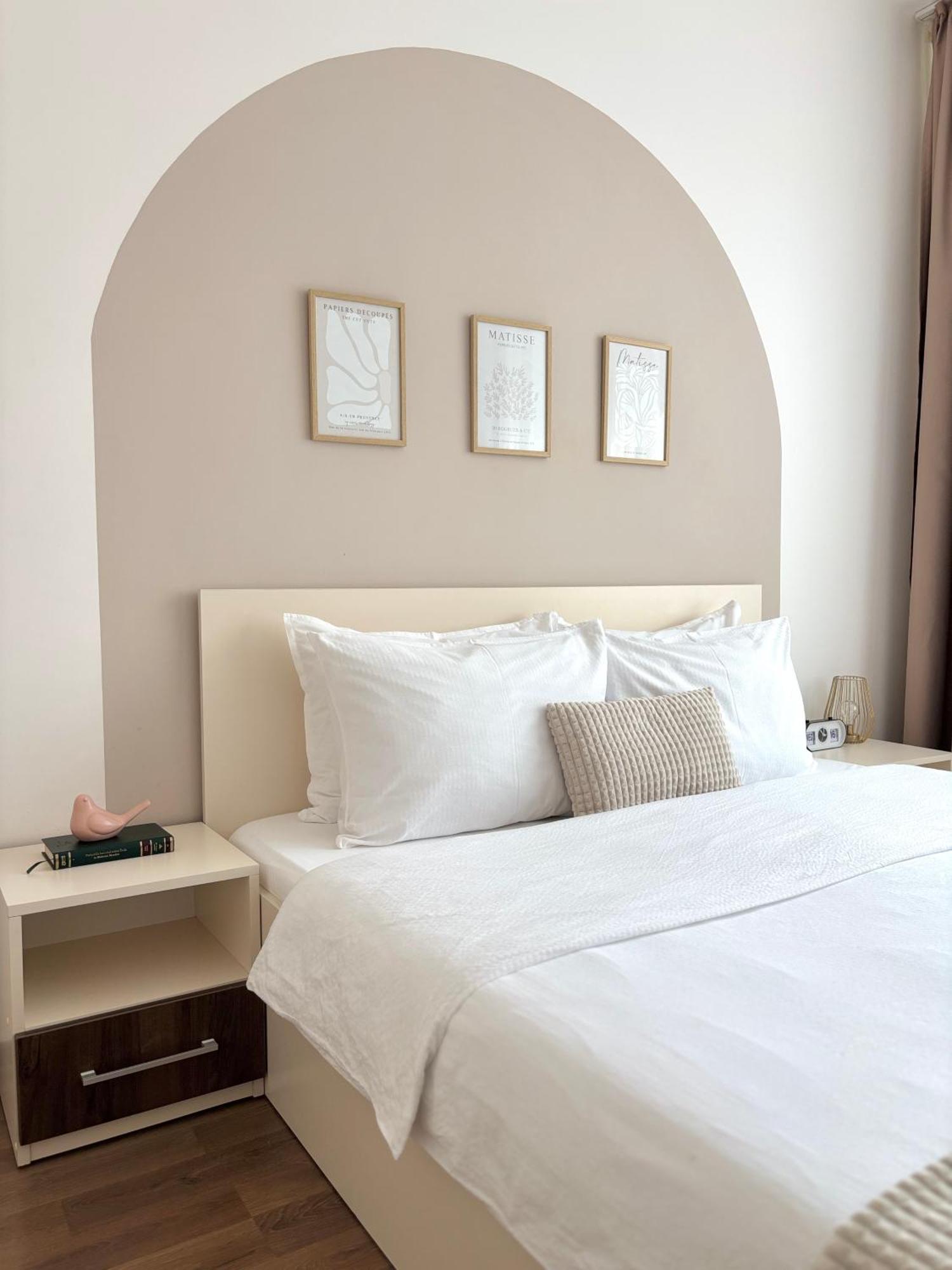 Wanderlust Home Cream, Rasnov Apt For 4, Wifi And Free Parking المظهر الخارجي الصورة