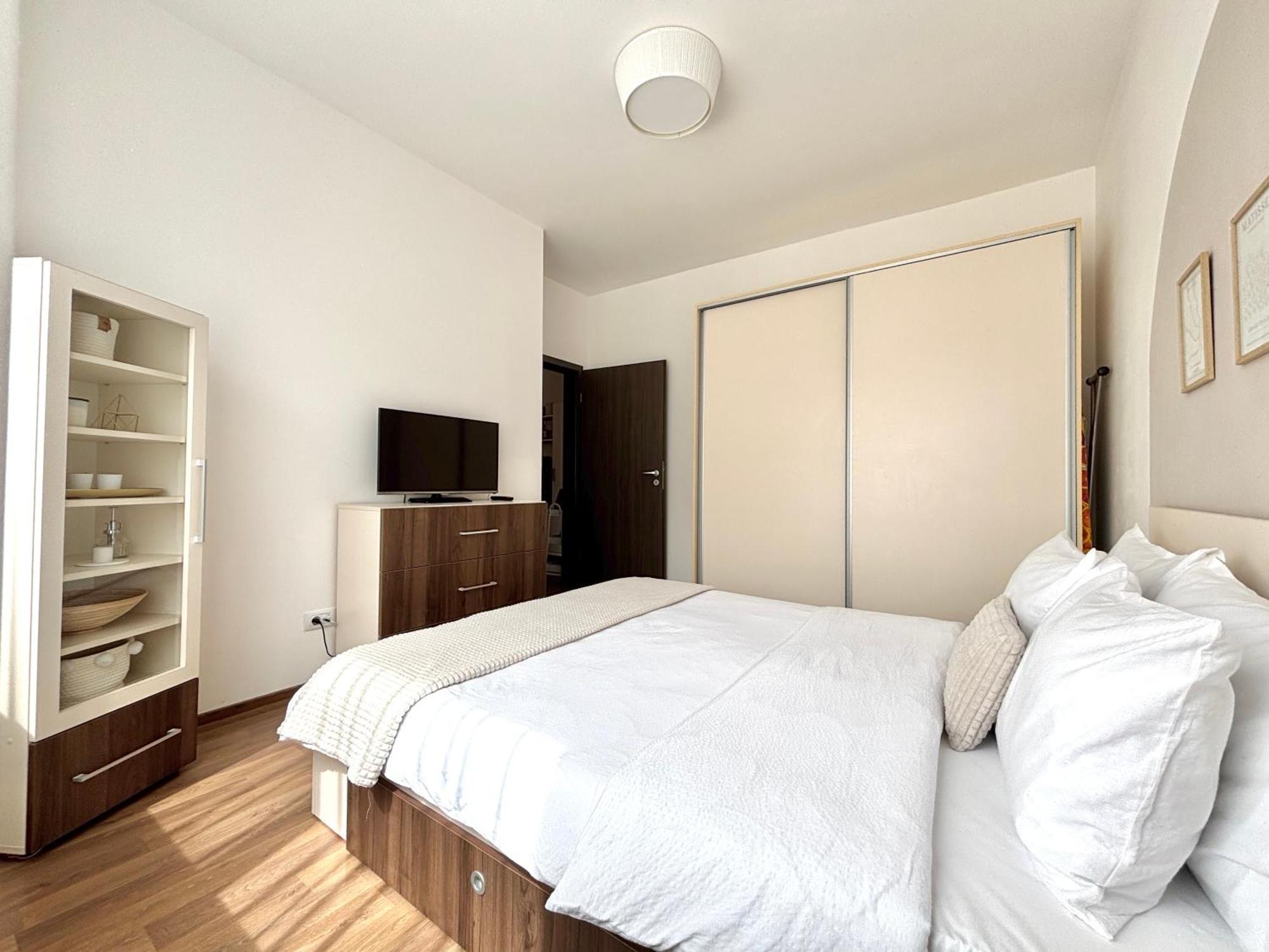 Wanderlust Home Cream, Rasnov Apt For 4, Wifi And Free Parking المظهر الخارجي الصورة