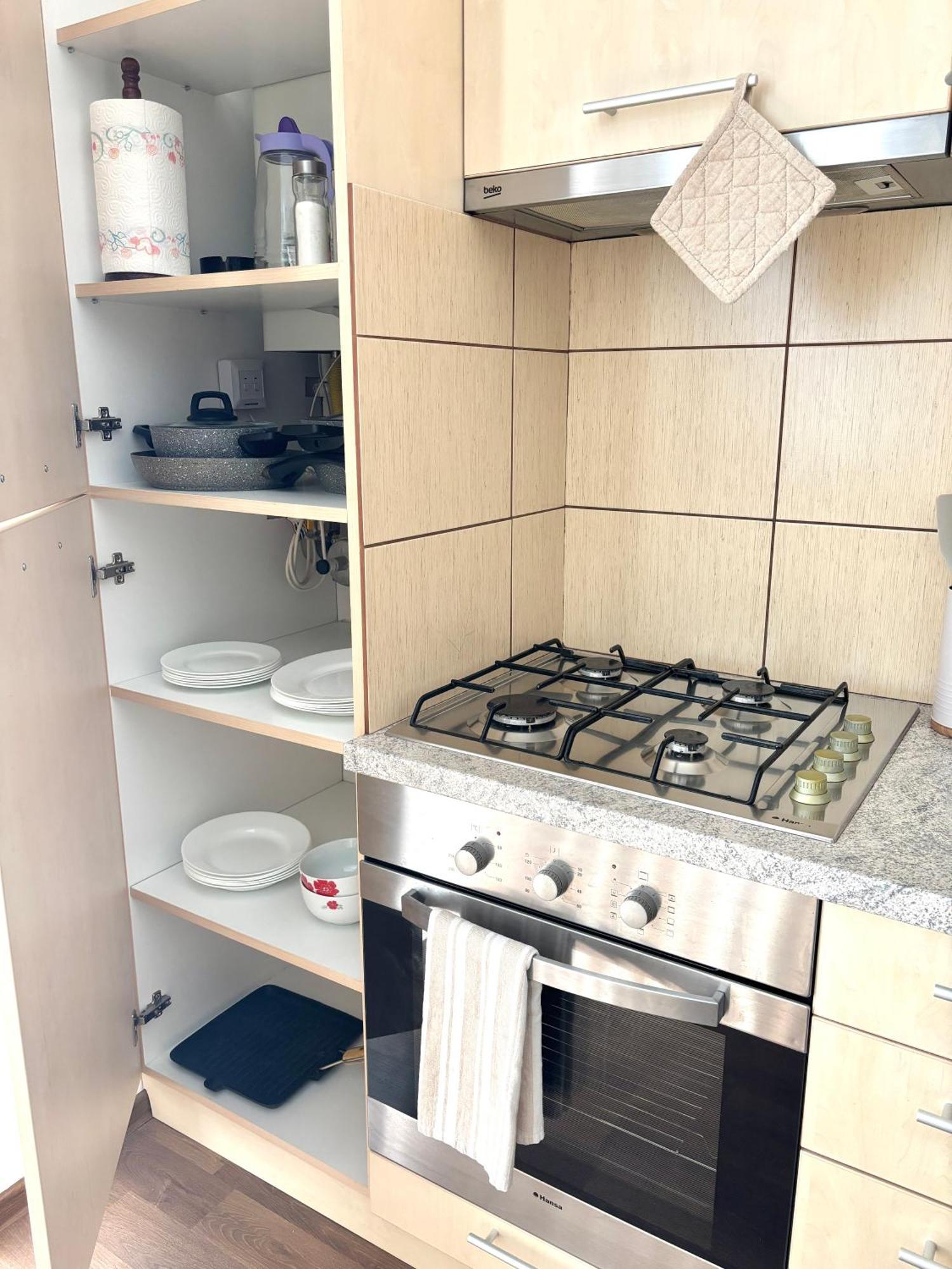 Wanderlust Home Cream, Rasnov Apt For 4, Wifi And Free Parking المظهر الخارجي الصورة