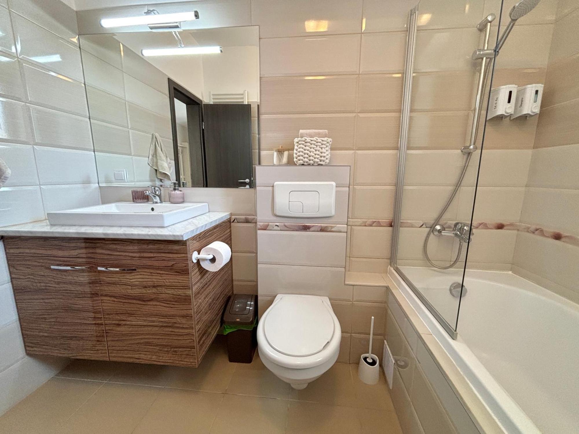 Wanderlust Home Cream, Rasnov Apt For 4, Wifi And Free Parking المظهر الخارجي الصورة