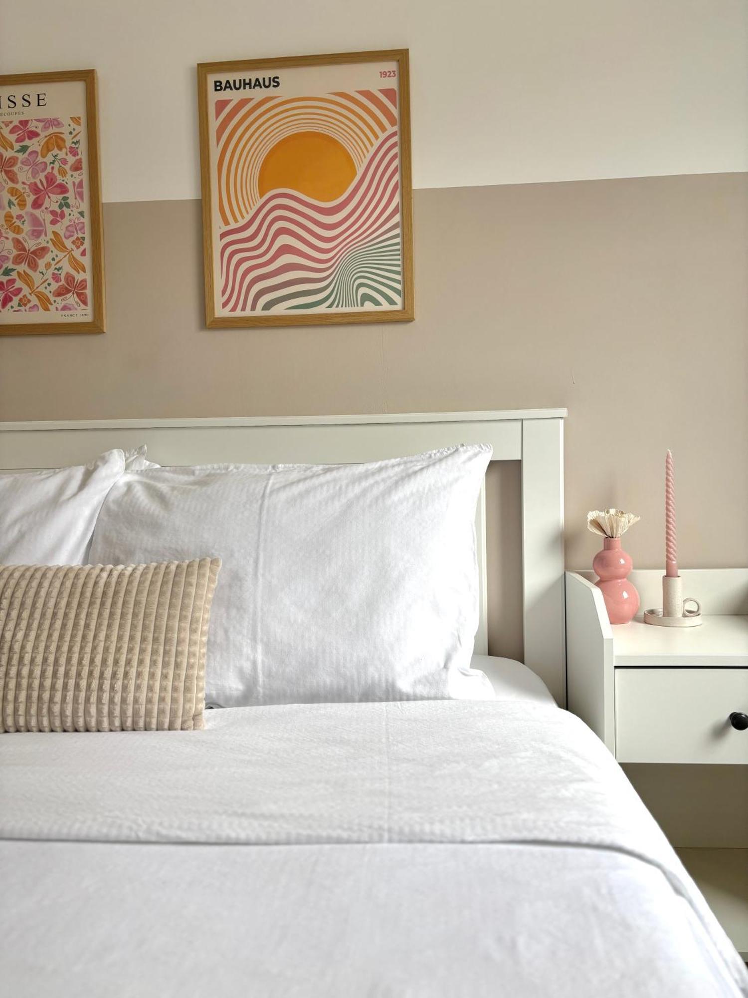 Wanderlust Home Cream, Rasnov Apt For 4, Wifi And Free Parking المظهر الخارجي الصورة