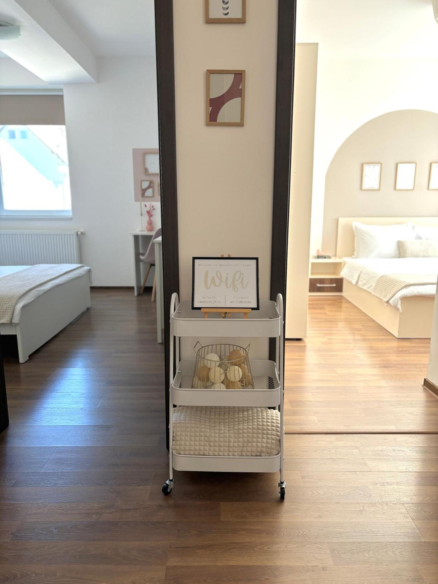 Wanderlust Home Cream, Rasnov Apt For 4, Wifi And Free Parking المظهر الخارجي الصورة